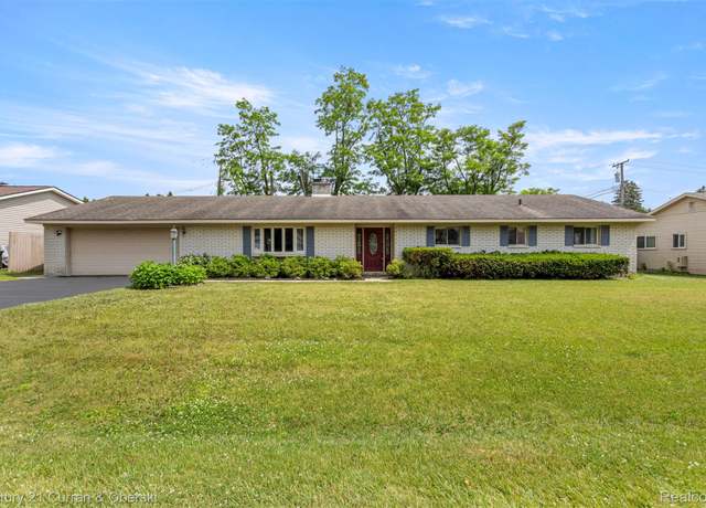 Property at 2138 Metzner Rd, Commerce Twp, MI 48390, 4 beds, 2.5 baths