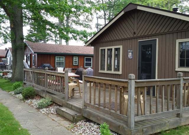 Property at 3974 W Houghton Lake Dr, Houghton Lake, MI 48629, 2 beds, 1 bath