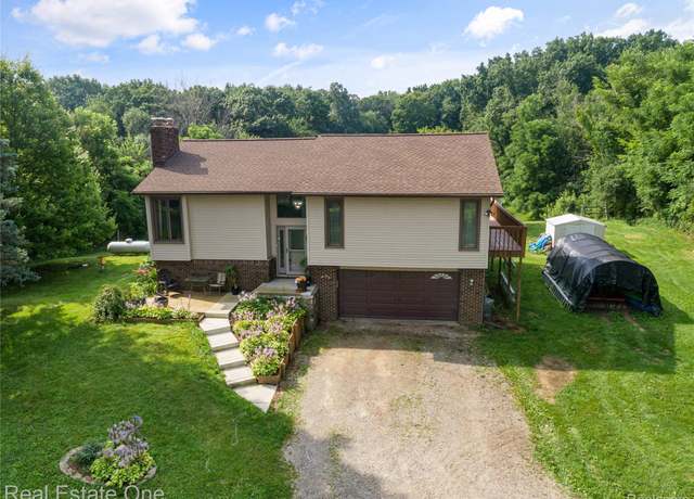 Property at 8410 Hitchcock Rd, White Lake Charter Township, MI 48383, 3 beds, 1.5 baths