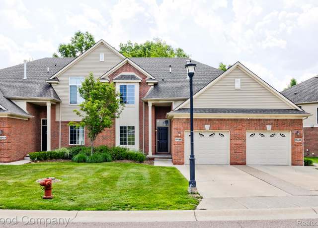 Property at 29448 Woodpark Cir, Warren, MI 48092, 2 beds, 2 baths