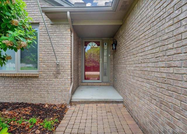 Property at 32529 Pine Ridge Dr, Warren, MI 48093, 3 beds, 3.5 baths