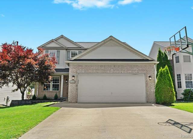 Property at 1032 Tudor Ln, Howell, MI 48843, 5 beds, 3.5 baths