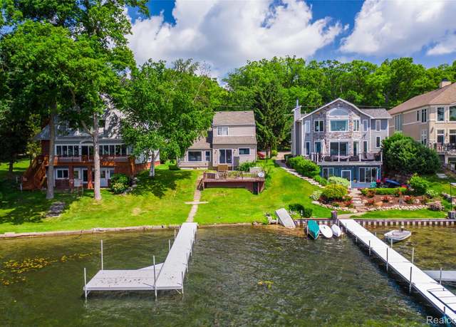 Property at 8605 Edgewood Park Dr, Commerce Twp, MI 48382, 3 beds, 2 baths