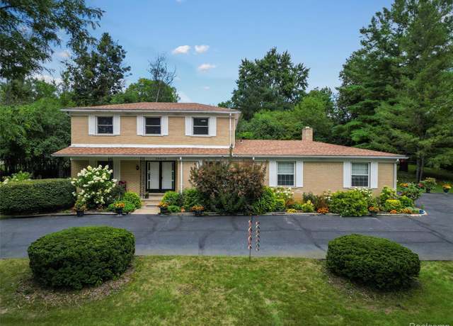 Property at 29876 Northbrook St, Farmington, MI 48334, 4 beds, 3.5 baths