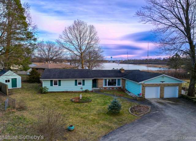 Property at 1090 Sunset Dr, Holly, MI 48442, 3 beds, 1.5 baths