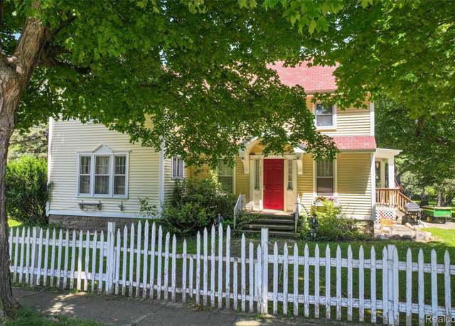 Property at 417 E Oregon St, Lapeer, MI 48446, 5 beds, 3.5 baths