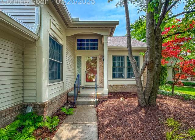Property at 7569 Danbury Cir, West Bloomfield, MI 48322, 3 beds, 2.5 baths