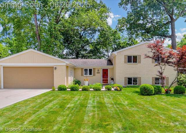 Property at 2425 Avondale St W, Sylvan Lake, MI 48320, 3 beds, 2.5 baths
