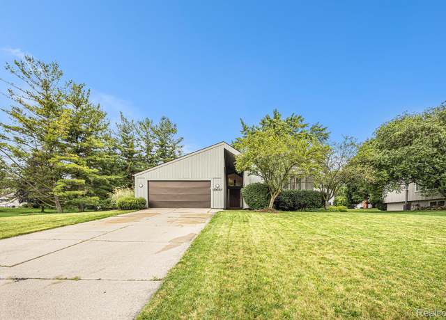 Property at 5722 Perrytown Dr, West Bloomfield, MI 48322, 3 beds, 2.5 baths