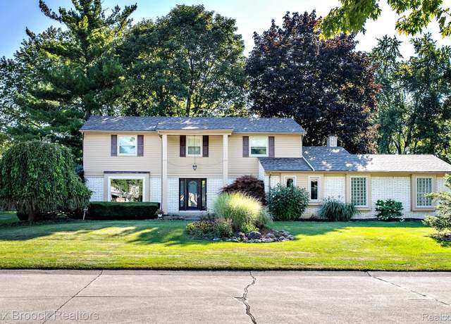Property at 30628 Club House Ln, Farmington Hills, MI 48334, 4 beds, 2.5 baths