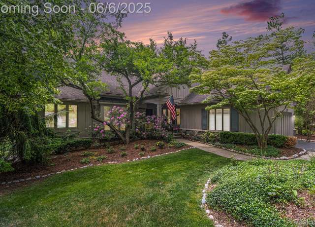 Property at 4825 Mirror Lake Dr, West Bloomfield, MI 48323, 3 beds, 2.5 baths
