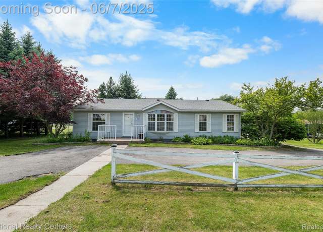 Property at 4065 Manitoba St, Auburn Hills, MI 48326, 3 beds, 2 baths