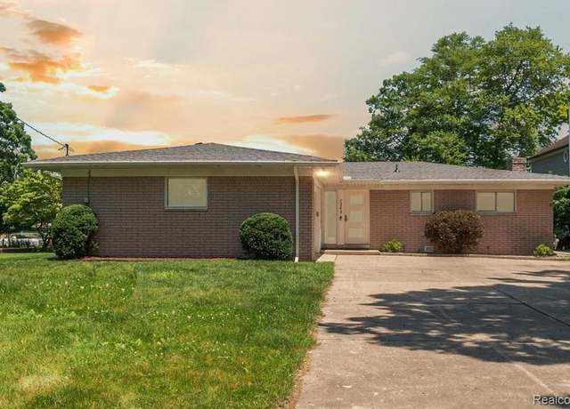 Property at 7262 Hatchery Rd, Waterford, MI 48327, 3 beds, 2.5 baths