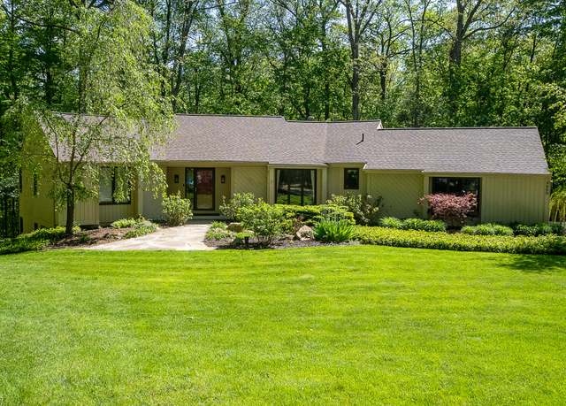 Property at 3950 Maplecrest Ct SE, Grand Rapids, MI 49546, 5 beds, 2.5 baths