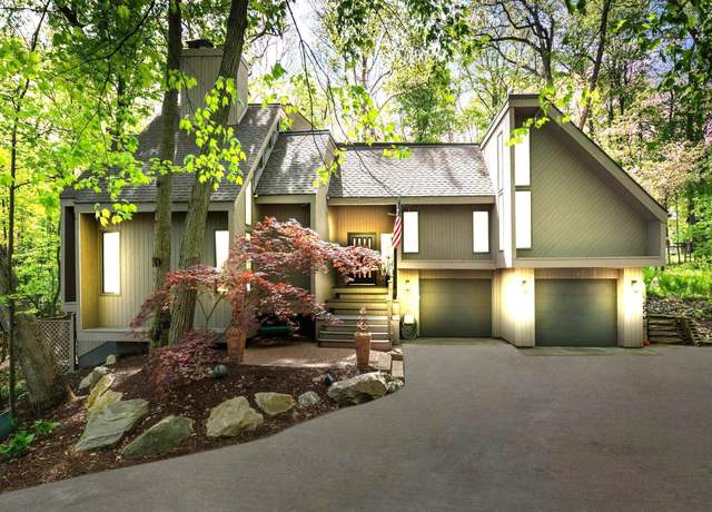 Property at 4943 Canyon Oaks Dr, Brighton, MI 48114, 3 beds, 2.5 baths