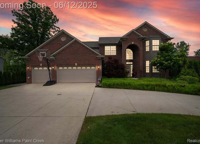 Property at 915 Harris Dr, Troy, MI 48083, 5 beds, 5 baths