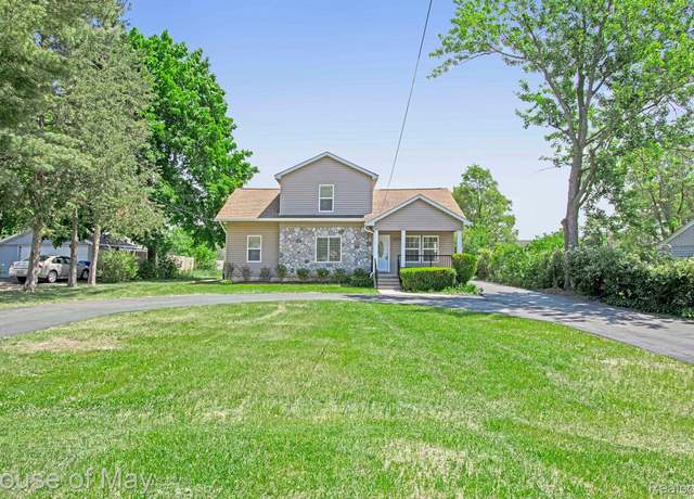 Property at 1086 Shoman St, Waterford, MI 48327, 4 beds, 3 baths