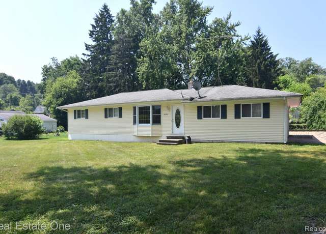 Property at 3595 Wilkie St, Waterford, MI 48329, 3 beds, 1.5 baths