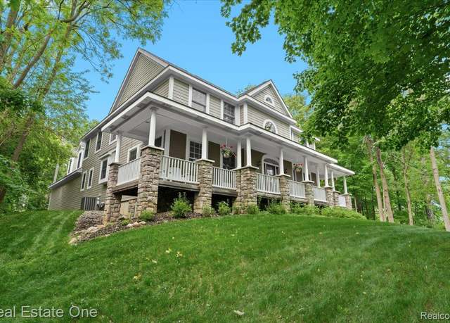 Property at 477 E Commerce St, Milford, MI 48381, 4 beds, 2.5 baths
