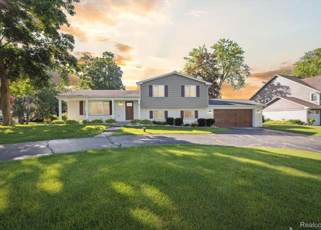Property at 5100 Surfwood Dr, Commerce Twp, MI 48382, 3 beds, 3 baths