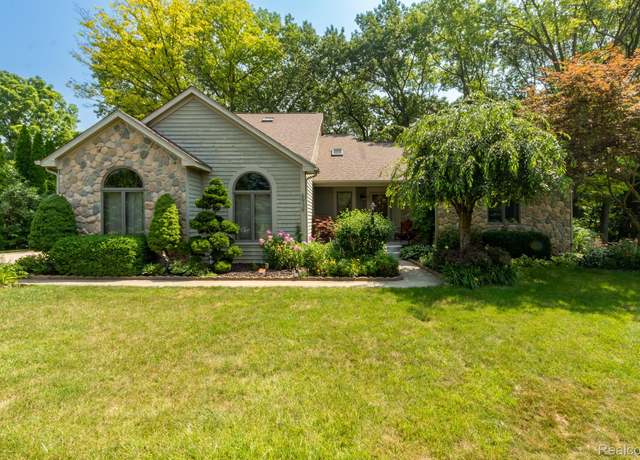 Property at 6939 West Ridge Dr, Brighton, MI 48116, 4 beds, 3 baths