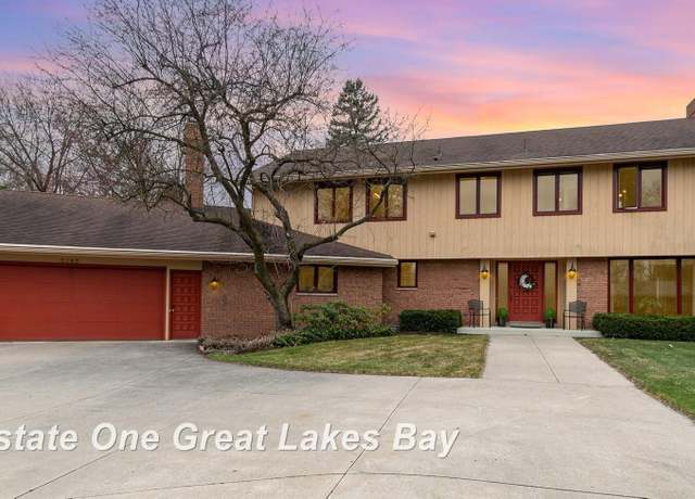 Property at 2915 E Nottingham Dr, Saginaw, MI 48603, 4 beds, 3.5 baths