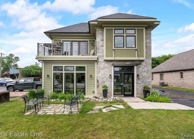 Property at 426 W University Dr, Rochester, MI 48307, 3 beds, 3.5 baths
