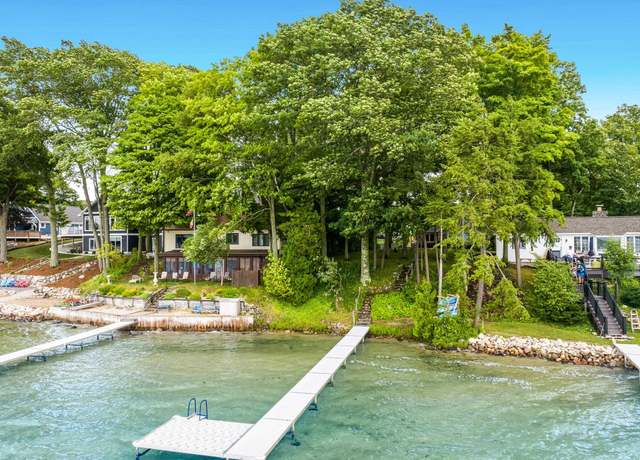 Property at 871 N South Long Lake Rd, Traverse City, MI 49684, 2 beds, 1 bath