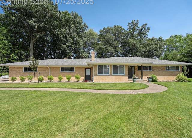 Property at 38268 E Horseshoe Dr, Clinton Twp, MI 48036, 4 beds, 2.5 baths