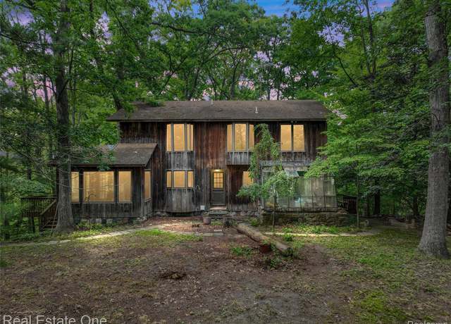 Property at 530 W Oakley Park Rd, Commerce Twp, MI 48390, 3 beds, 2.5 baths