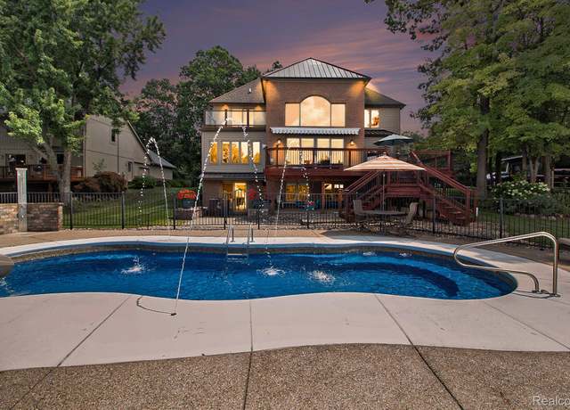 Property at 4973 Parview Dr, Independence Charter Township, MI 48346, 3 beds, 3.5 baths
