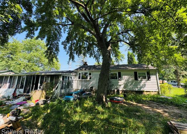 Property at 6106 E Hill Rd, Grand Blanc, MI 48439, 2 beds, 1.5 baths