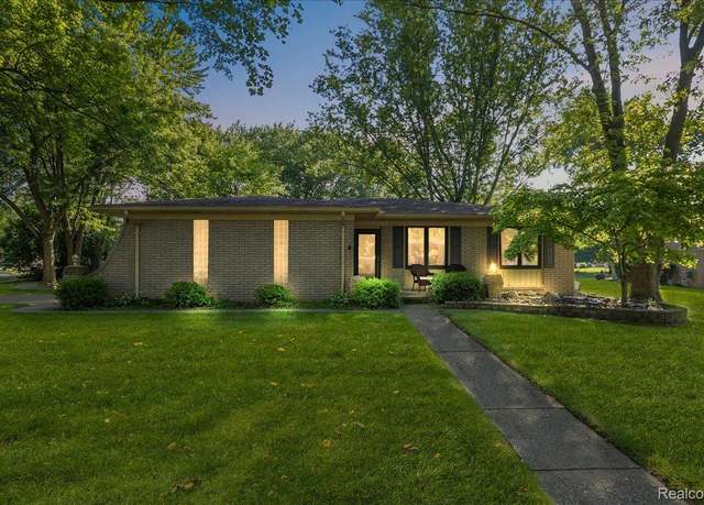 Property at 4674 Chapel Dr, Troy, MI 48085, 3 beds, 2.5 baths