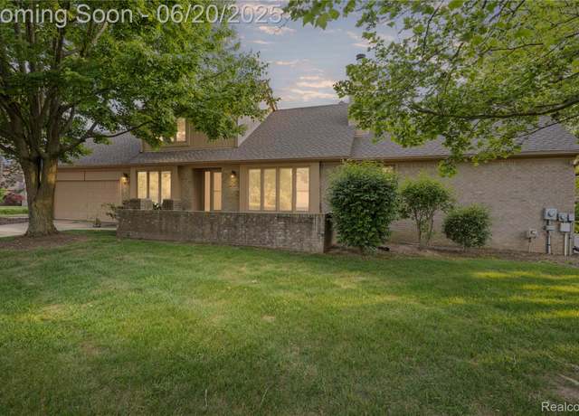 Property at 5805 Dawn Ridge Dr, Troy, MI 48098, 3 beds, 3 baths