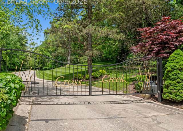Property at 9970 S Cross Creek Dr W, South Lyon, MI 48178