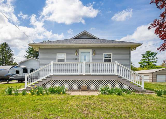 Property at 220 S Berrien St, New Buffalo, MI 49117, 3 beds, 1 bath