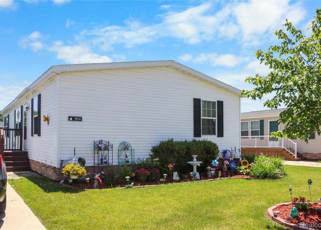 Property at 9854 Townsquare Blvd, Fenton, MI 48430, 3 beds, 2 baths