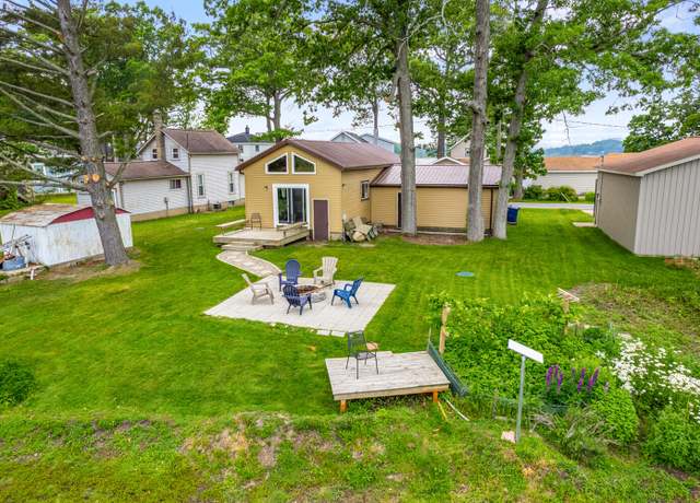 Property at 11029 E Shore Dr, Delton, MI 49046, 2 beds, 1.5 baths