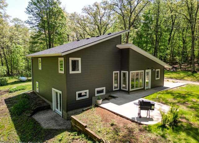 Property at 2490 S Parsons Ave, Fremont, MI 49412, 4 beds, 2 baths