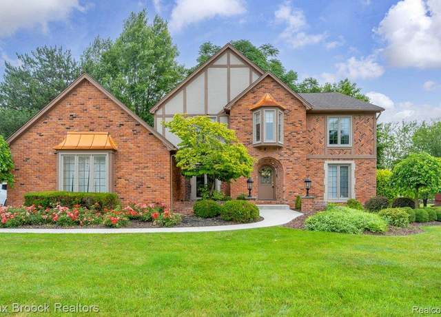 Property at 404 Shellbourne Dr, Rochester Hills, MI 48309, 4 beds, 3 baths