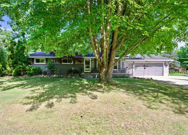 Property at 3084 E Hillcrest Dr, Clyde Township, MI 48049, 3 beds, 2.5 baths