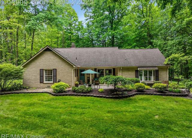 Property at 45100 Thornapple Ln, Northville, MI 48168, 3 beds, 2.5 baths