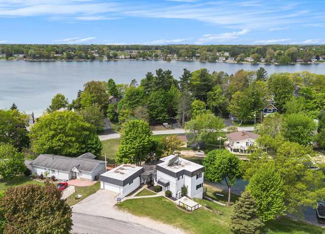 Property at 5232 Highland Dr, Traverse City, MI 49685, 5 beds, 3 baths