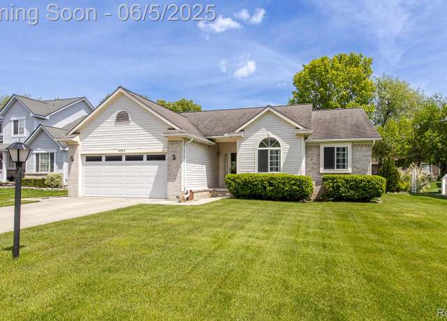 Property at 4304 W Pointe Dr, Waterford, MI 48329, 3 beds, 2 baths