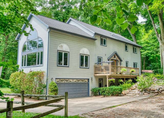 Property at 11770 Woodview Dr, Pinckney, MI 48169, 4 beds, 2 baths
