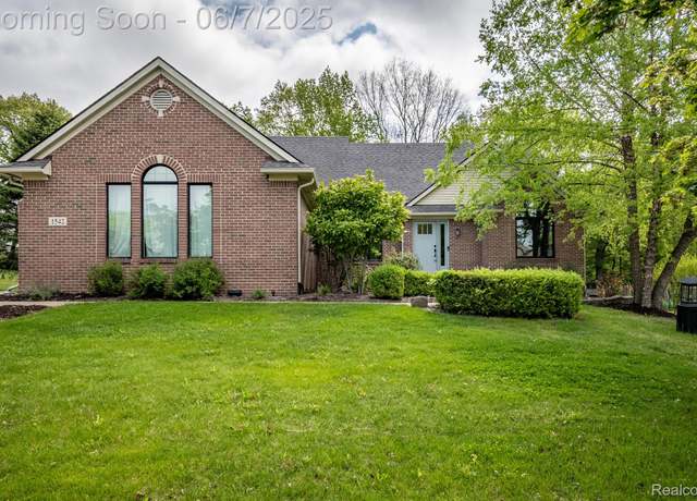 Property at 1542 Summerfield Ln, Howell, MI 48843, 4 beds, 3 baths