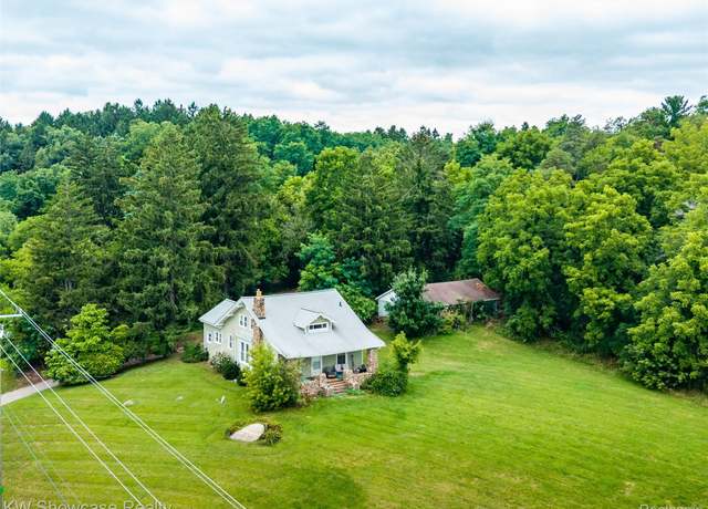 Property at 5025 N Hickory Ridge Rd, Highland Charter Township, MI 48357, 4 beds, 1 bath