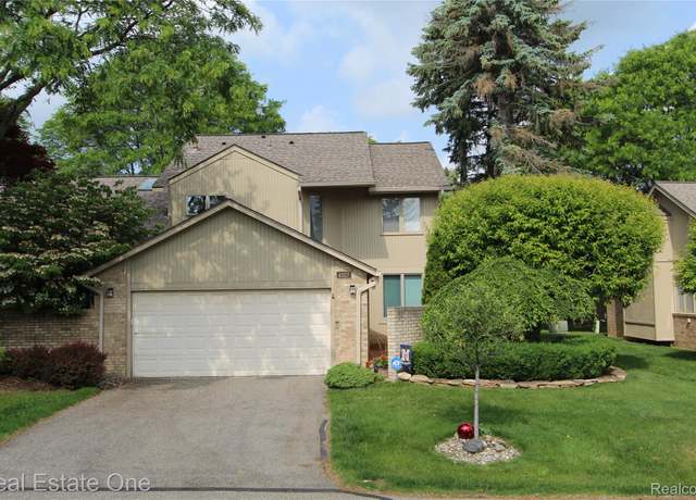 Property at 4027 Foxpointe Dr, West Bloomfield, MI 48323, 2 beds, 2.5 baths