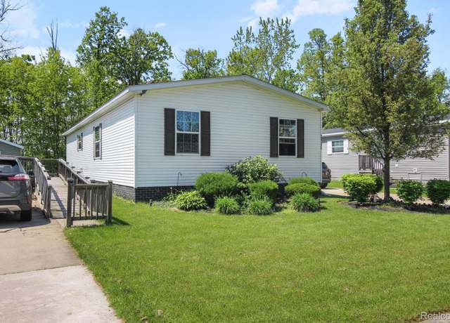 Property at 29878 Meadow Ln, Gibraltar, MI 48173, 4 beds, 2 baths
