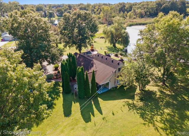Property at 604 Gaffney Dr, Highland Charter Township, MI 48356, 3 beds, 2.5 baths